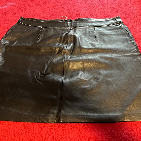 Michael Kors Genuine Leather Skirt short, Size 12 - Picture 4 of 4